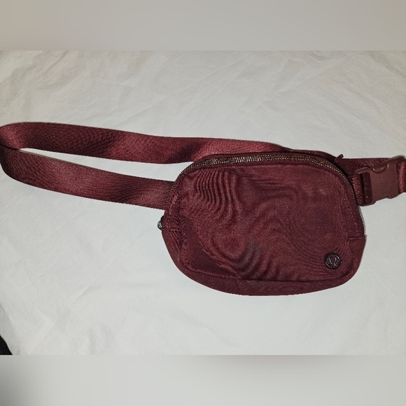 Lululemon Everywhere Belt Bag. Merlot Red - Picture 3 of 10